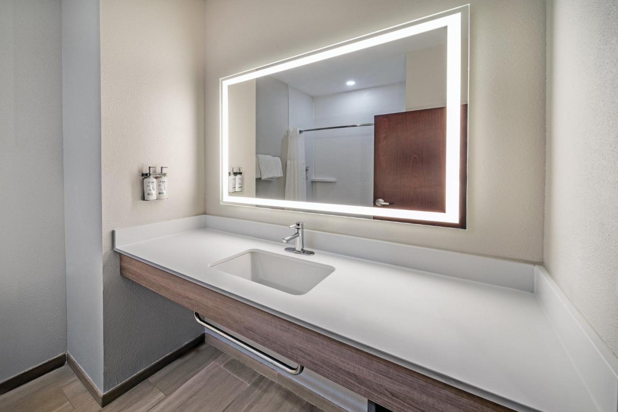 Holiday Inn Express Hotel & Suites Henderson - Traffic Star By Ihg Eksteriør billede