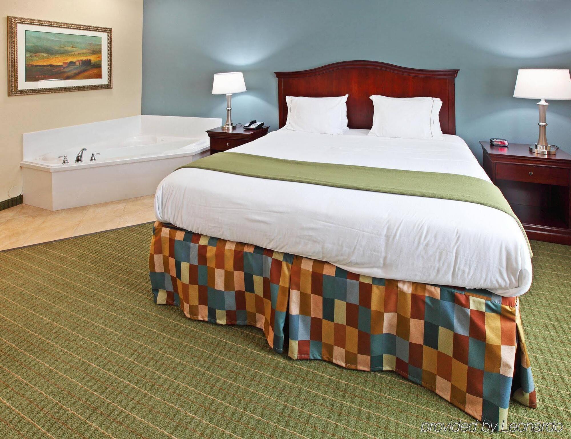 Holiday Inn Express Hotel & Suites Henderson - Traffic Star By Ihg Eksteriør billede